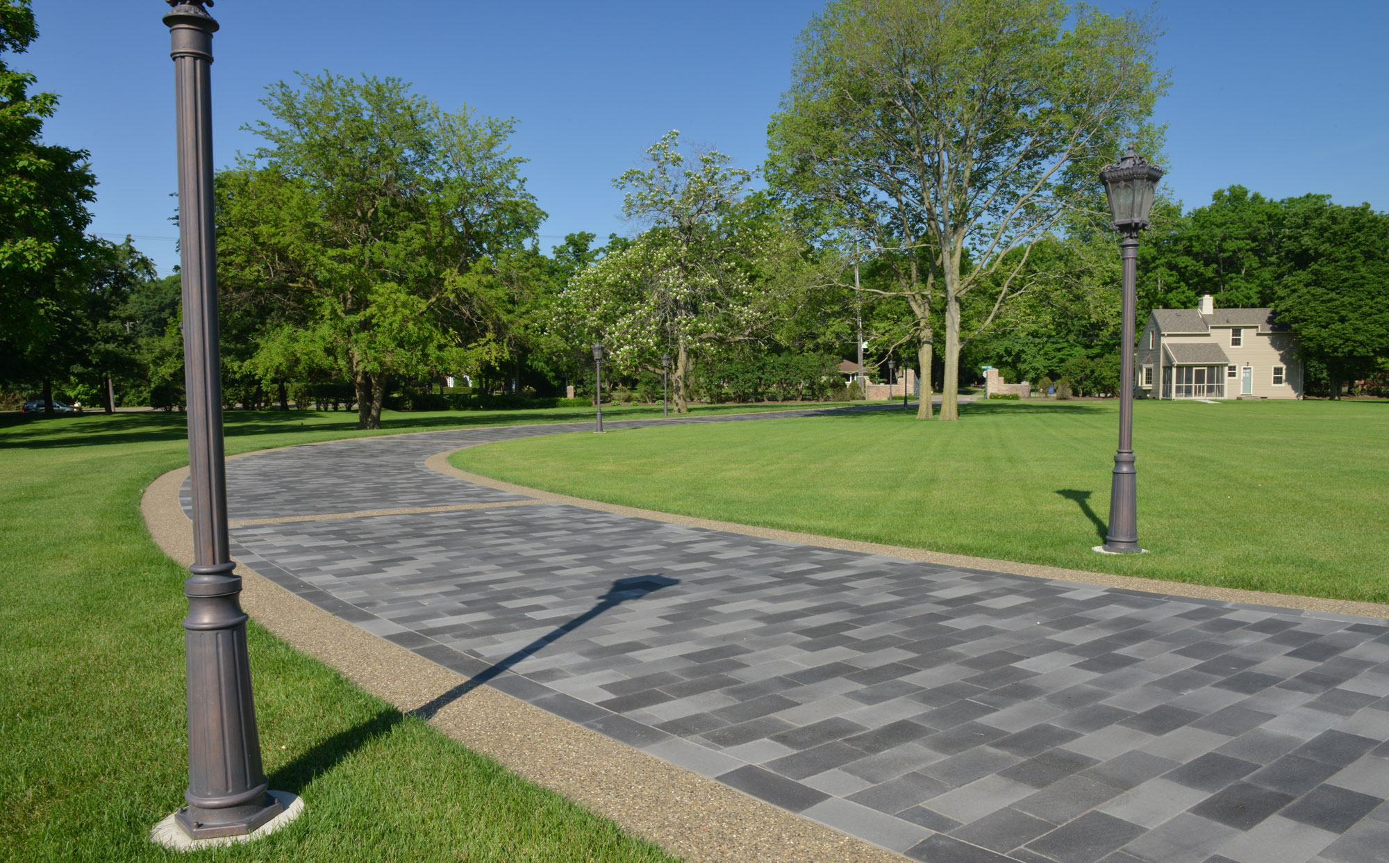 10.-Decrascape_Driveway_Paver_Unilock